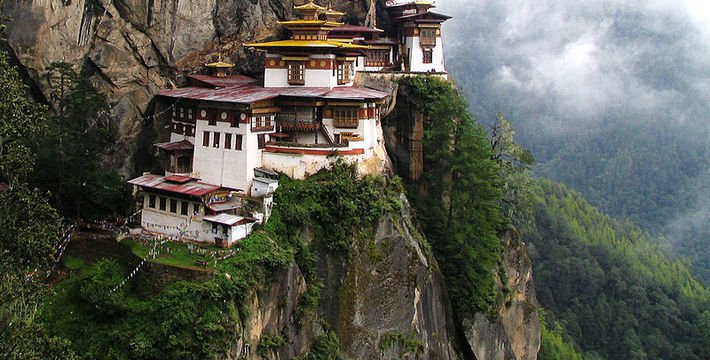 Tu viện 'Chuồng cọp' (Bhutan): Taktshang là tu viện nổi tiếng nhất tại Bhutan bởi sự hiểm trở mà du khách cảm nhận được khi có dịp đến đây. Toàn bộ tu viện nằm cheo leo trên vách đá cao 3.120 m, ngay trên miệng thung lũng Paro (cách 700 so với đáy thung).